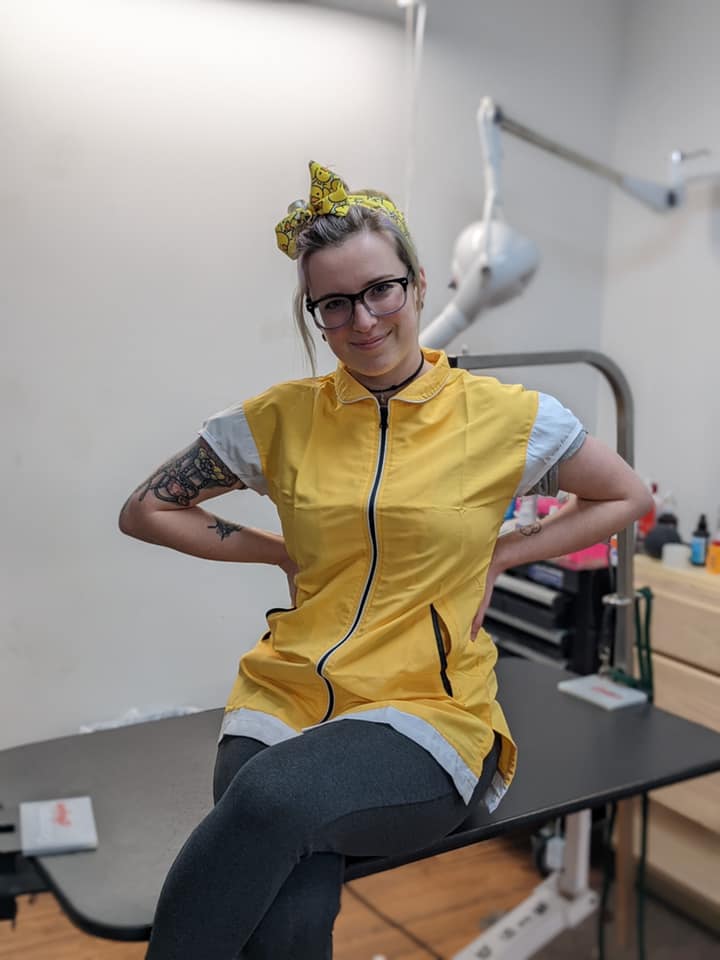 Pet stylist wearing a Yellow Cap Sleeve smock.