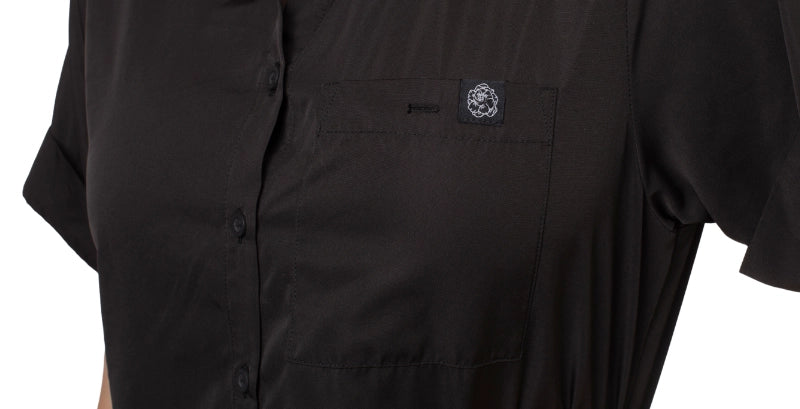 Functional buttons and chest pocket on the Toni grooming smock